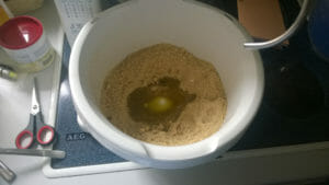 Olivenöl und Salz in die Schüssel geben…